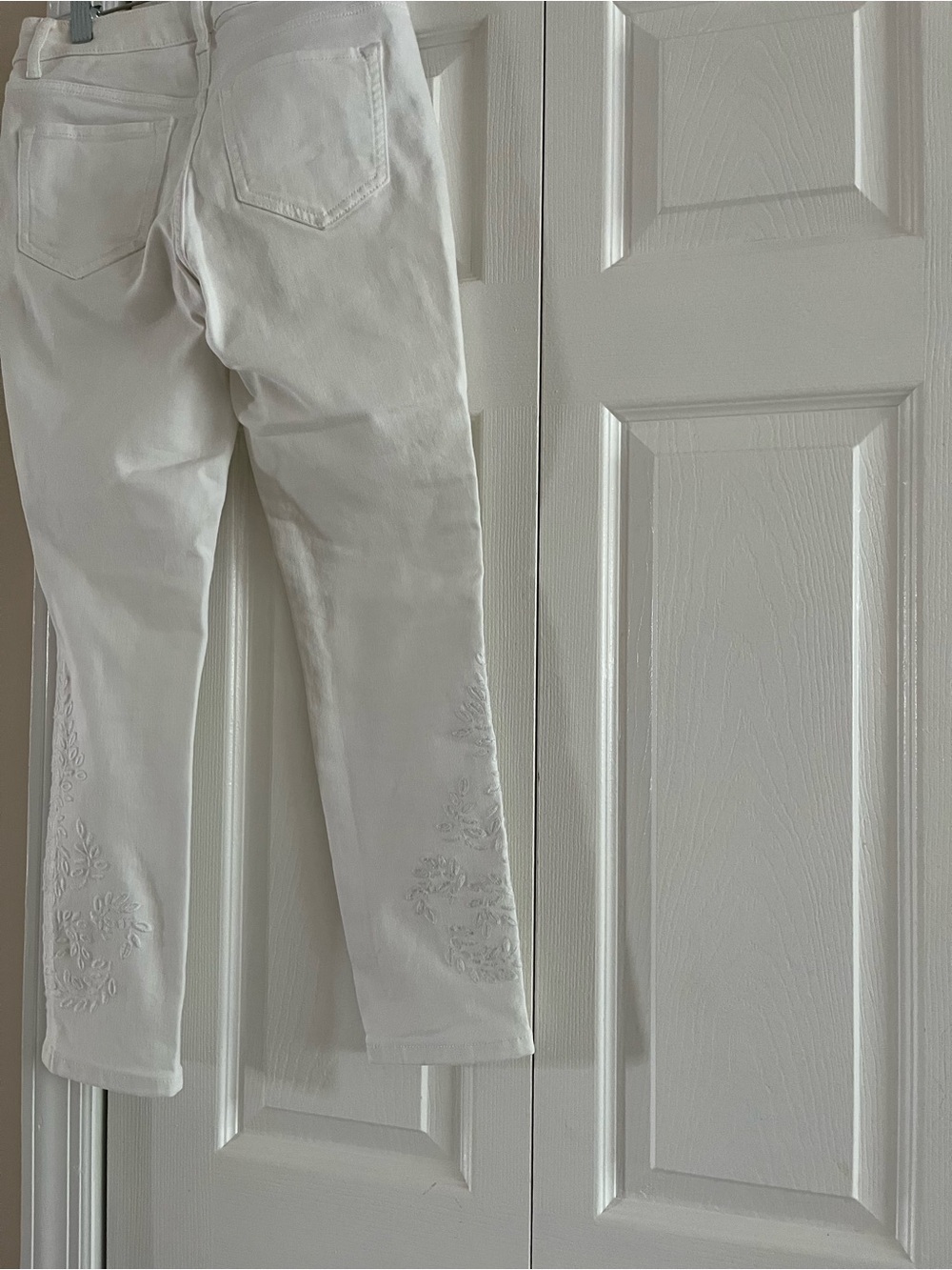 White Simply Vera / Vera Wang Crop Jeans with White floral decoration